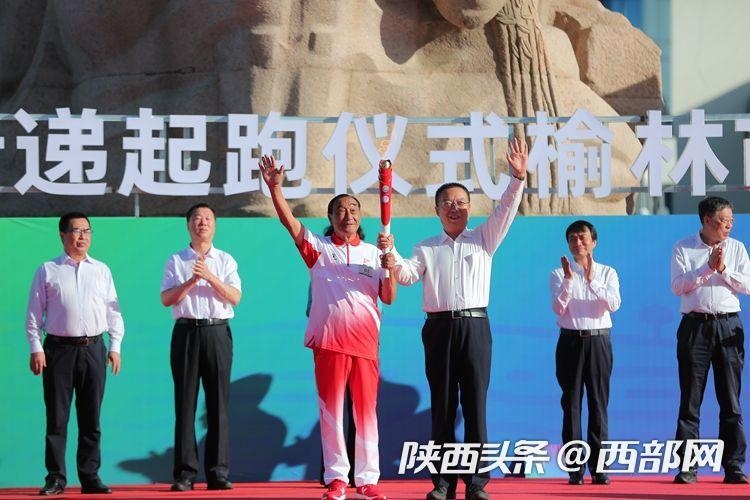 塞上古城開跑！ 十四運(yùn)會(huì)和殘?zhí)貖W會(huì)火炬在榆林傳遞